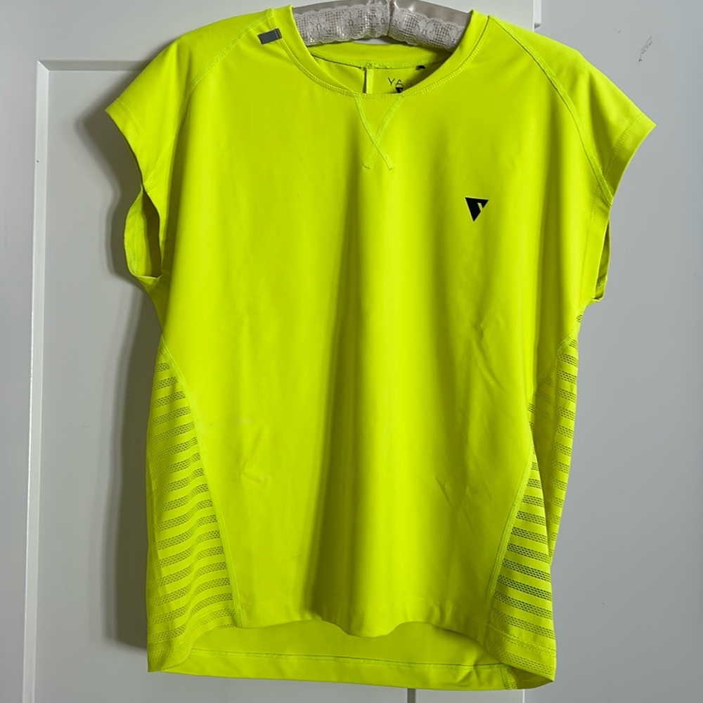 YAS women’s loose workout sleeveless t-shirt.